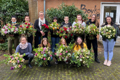 Floristen Abschlussklasse gestaltet mit Blumen-Fairtrade