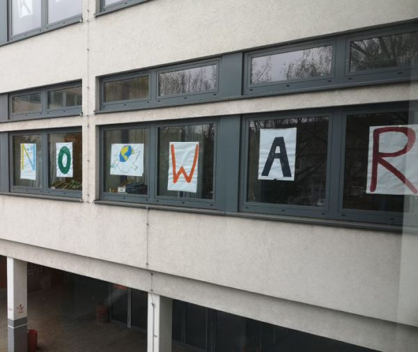 Foto Schriftzug Fensterfront No War.jpg