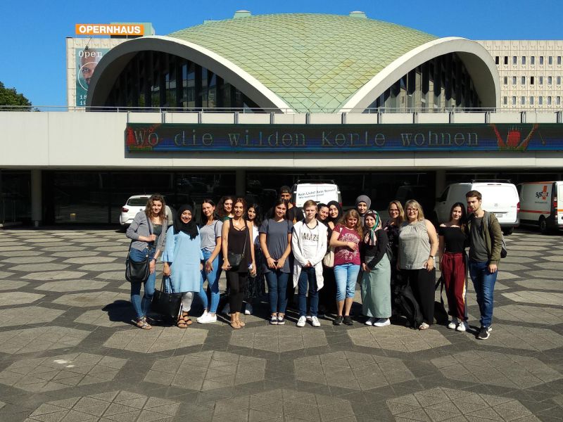 Angehende Erzieherinnen und Erzieher in der Oper